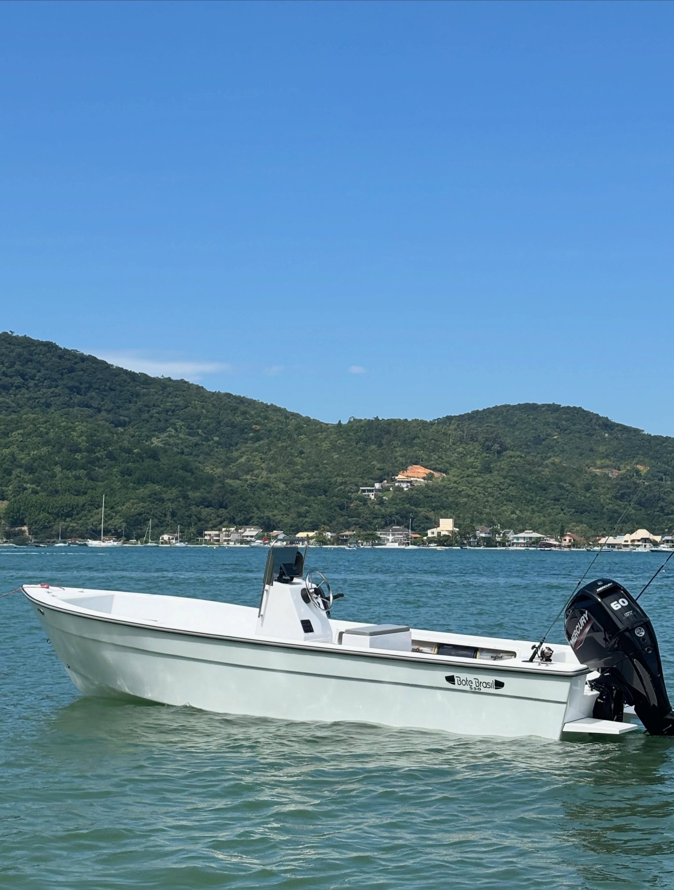 Bote Brasil fundeado em águas calmas do litoral catarinense